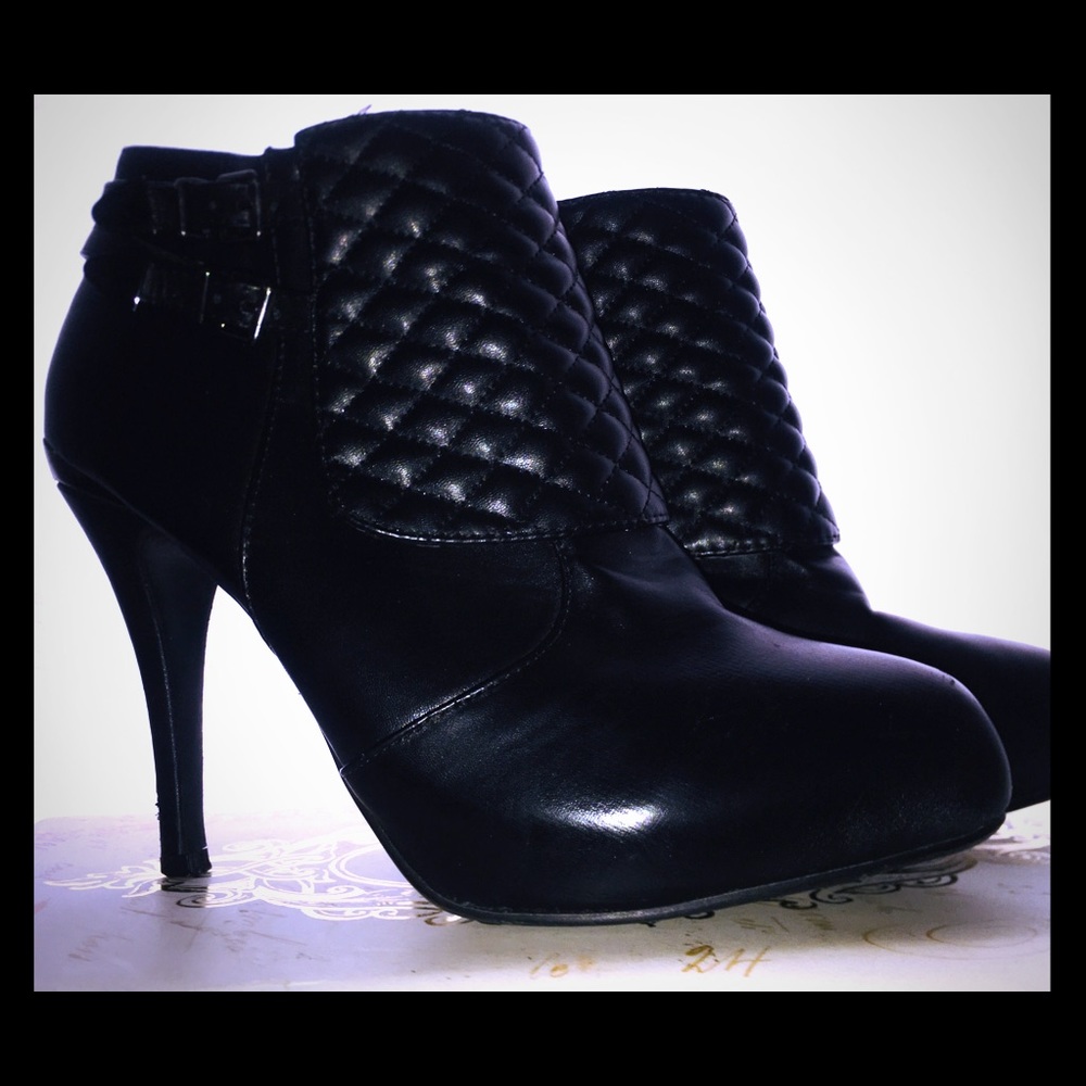 👠3.75 in Close tie leather heels.